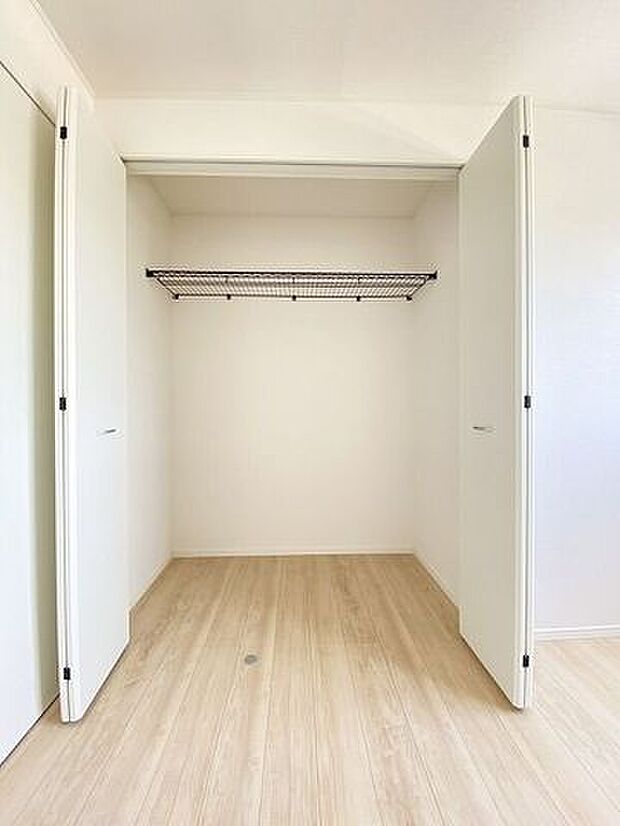 居室にそれぞれクローゼットが設けられていますので、お部屋はすっきり片付き、本来の広さでお使いいただけます。整然としたお部屋で過ごすのは気持ちがいいものですね。