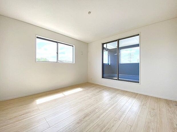 バルコニーに出られる大きな窓がある明るいお部屋です。