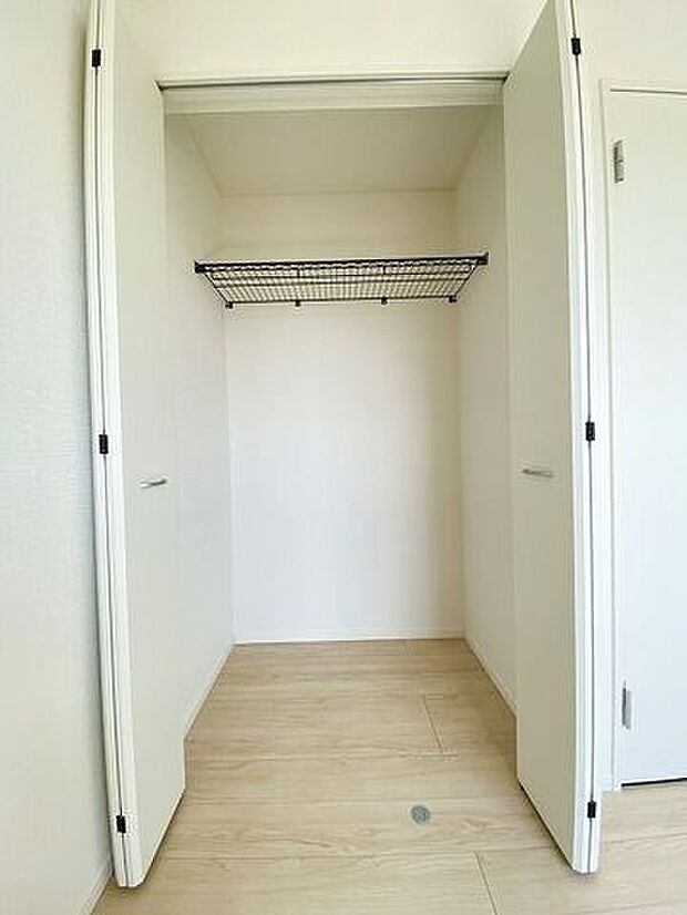居室にそれぞれクローゼットが設けられていますので、お部屋はすっきり片付き、本来の広さでお使いいただけます。整然としたお部屋で過ごすのは気持ちがいいものですね。