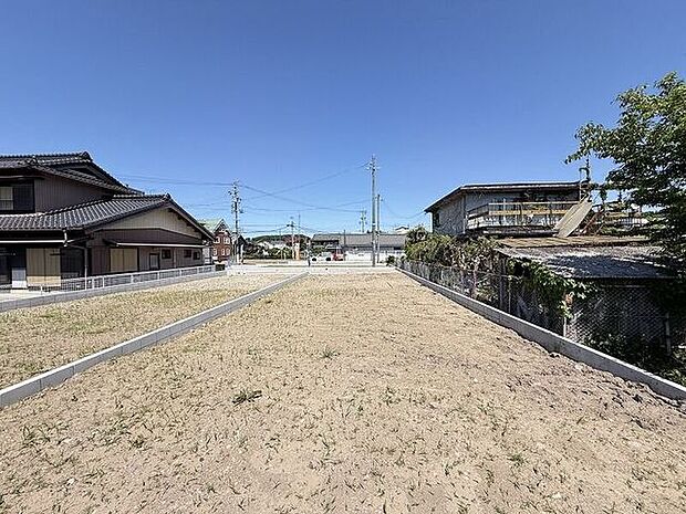 完成前の物件に限り、カラー選択やオプション工事 などのサービス特典が受けられる場合がございます。詳しくお知りになりたい方はお気軽にお問合せください。