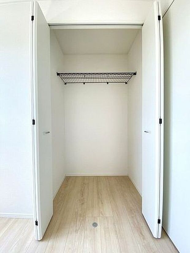 居室にそれぞれクローゼットが設けられていますので、お部屋はすっきり片付き、本来の広さでお使いいただけます。整然としたお部屋で過ごすのは気持ちがいいものですね。
