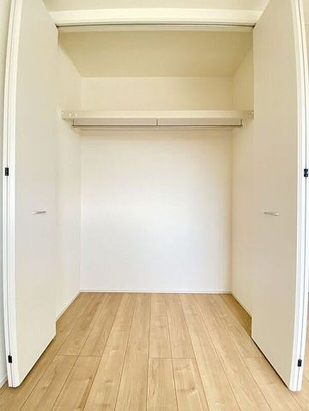 居室にそれぞれクローゼットが設けられていますので、お部屋はすっきり片付き、本来の広さでお使いいただけます。整然としたお部屋で過ごすのは気持ちがいいものですね。