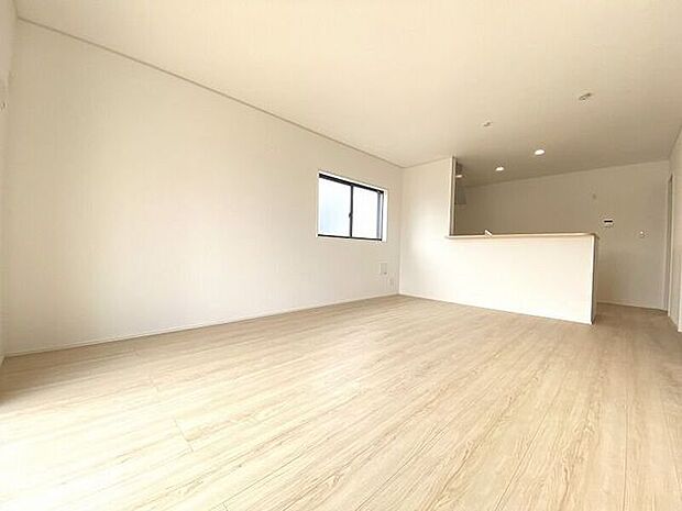 南側からたっぷりの陽が差し込む明るい空間は居心地が良く、ご家族が集まるくつろぎスペース♪