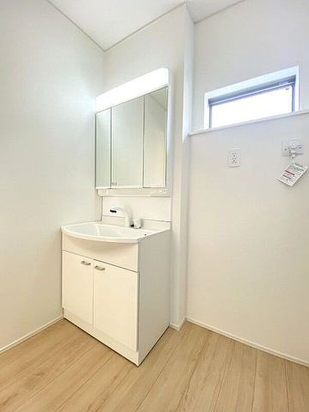 洗面ボウルが大きく作られており、使いやすさもお掃除のしやすさも◎。三面鏡の裏側に収納スペースを設置し化粧品や洗面小物などをすっきりと収納できます♪