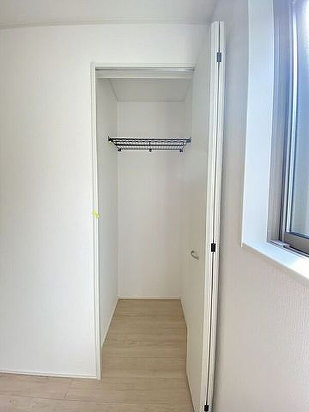 居室にそれぞれクローゼットが設けられていますので、お部屋はすっきり片付き、本来の広さでお使いいただけます。整然としたお部屋で過ごすのは気持ちがいいものですね。