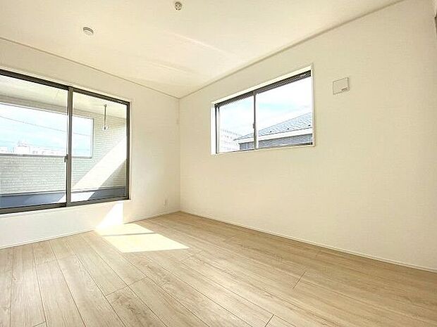 バルコニーに出られる大きな窓がある明るいお部屋です。