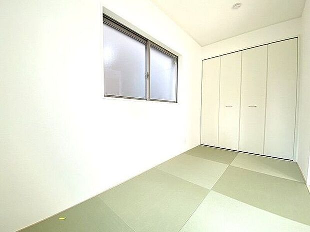 お客様が来たら直接和室に行ける動線になっているため客間としても。またお子様のお昼寝スペースや子供部屋にと使いやすく機能的です。