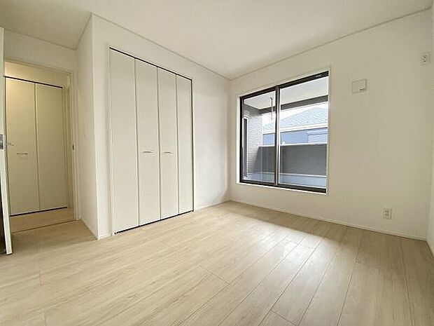 バルコニーに出られる大きな窓がある明るいお部屋です。