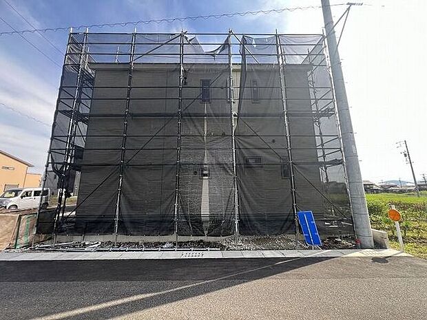 完成前の物件に限り、カラー選択やオプション工事 などのサービス特典が受けられる場合がございます。詳しくお知りになりたい方はお気軽にお問合せください。