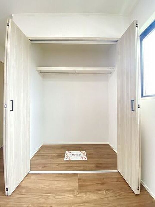 居室にそれぞれクローゼットが設けられていますので、お部屋はすっきり片付き、本来の広さでお使いいただけます。整然としたお部屋で過ごすのは気持ちがいいものですね。