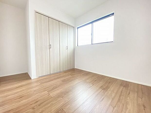明るい洋室はお子様のお部屋としても良いですね。