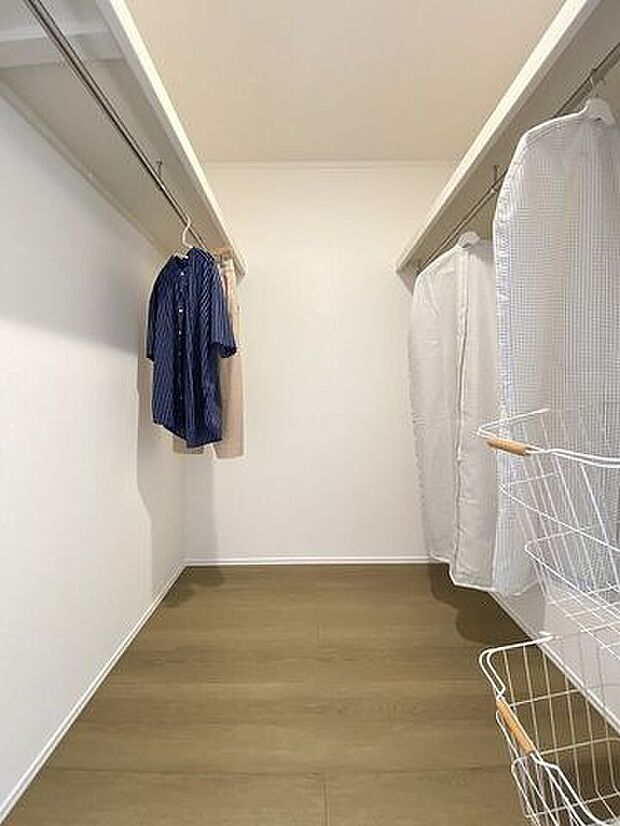 うれしいウォークinクローゼット!ハンガーパイプも付いているので大切な衣料をすっきり片付けられますね♪