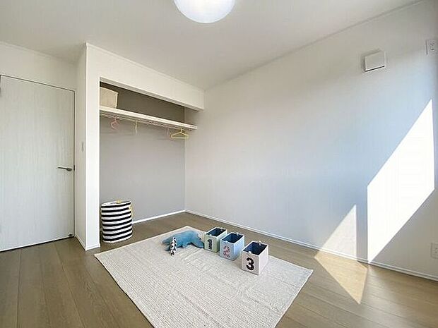 明るい洋室はお子様のお部屋としても良いですね!