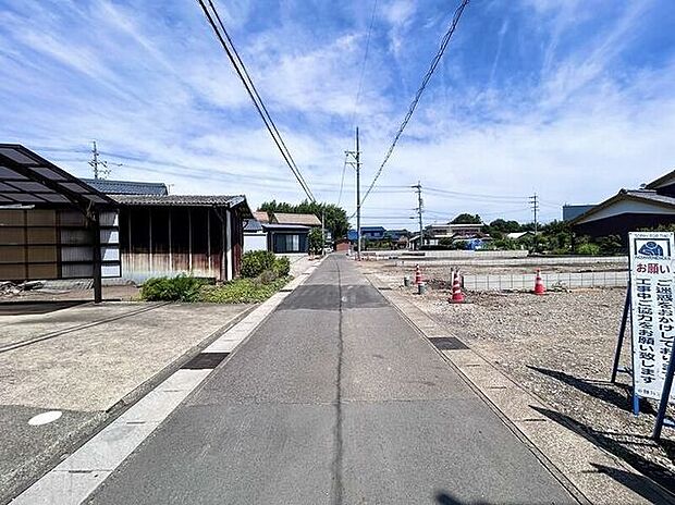 西側前面道路