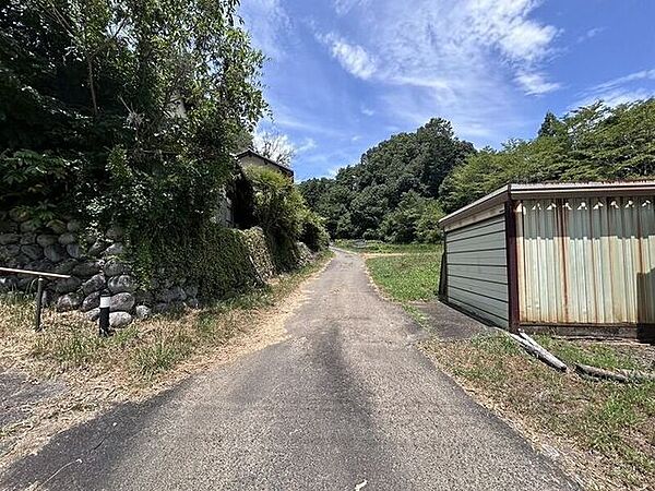 東側前面道路
