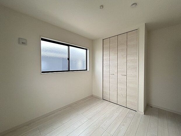 シンプルに作られた洋室は、自分好みのインテリアでコーディネイトし癒しの空間作りに最適です。