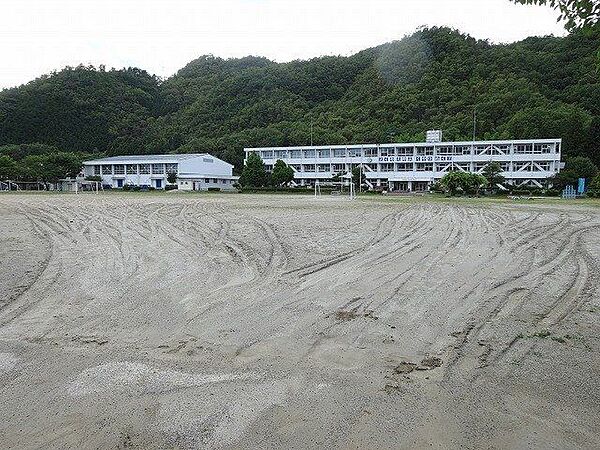 川辺町立川辺北小学校 900m