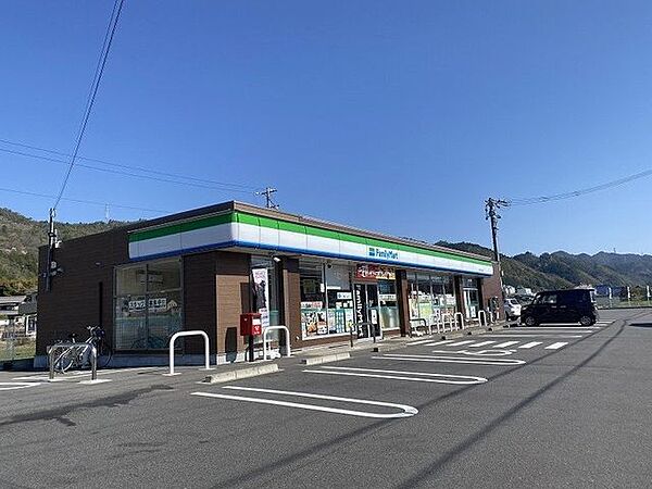 ファミリーマート加茂上川辺店 690m