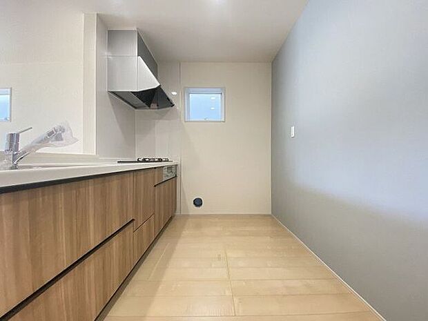 ゆとりのサイズを確保し、ひとりだけでなくお子様や旦那様と一緒にキッチンに立つのに快適なスペース♪