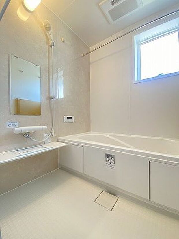 手足を伸ばしてゆったりと入ることのできる大きなバスタブ♪肩までしっかりと浸かれば心身ともにリラックス♪