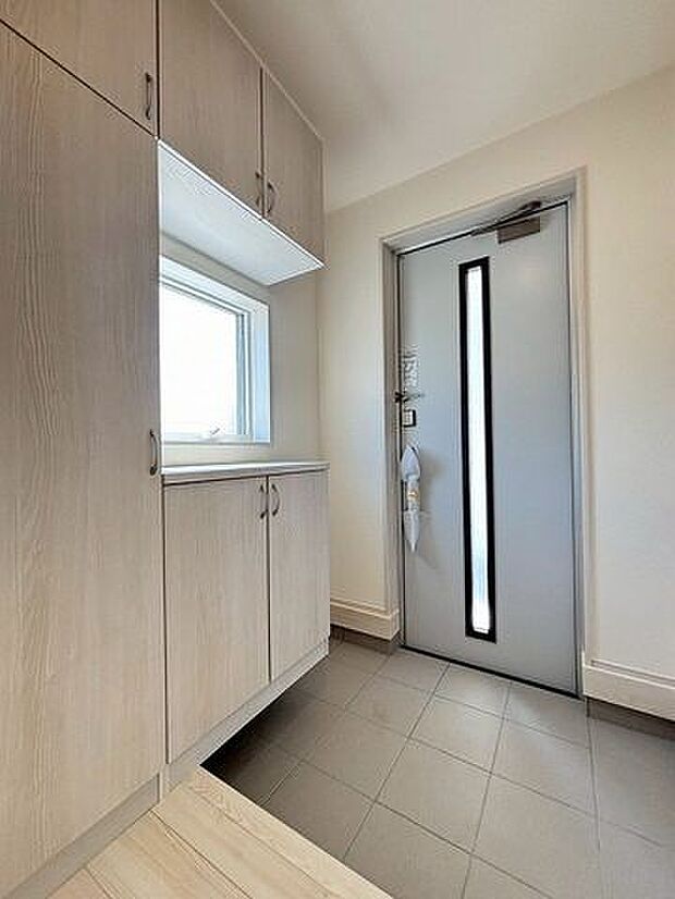 窓から光の入る明るい玄関で、家族やお客様をお迎えできます。