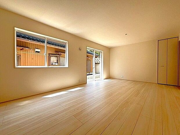 南側からたっぷりの陽が差し込む明るい空間は居心地が良く、ご家族が集まるくつろぎスペース♪