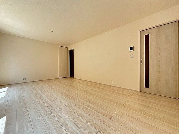 大きな窓から採光もしっかり取り入れられ、ご家族がゆっくりくつろぐ事ができる明るい温かみのあるリビング♪