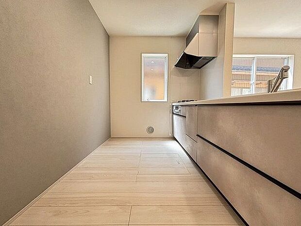 ゆとりのサイズを確保し、ひとりだけでなくお子様や旦那様と一緒にキッチンに立つのに快適なスペース♪