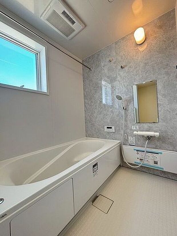 手足を伸ばしてゆったりと入ることのできる大きなバスタブ♪肩までしっかりと浸かれば心身ともにリラックス♪