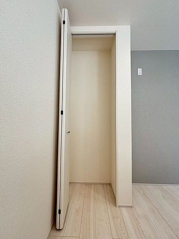 キッチンは家の中でも物が多い場所なので、キッチン側に大きな収納があるとかなり頼もしいです！