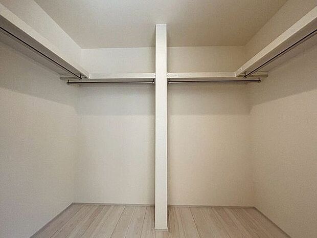 ウォークinクローゼットです♪棚とハンガーパイプが設置され収納しやすく、大きな荷物も収納できます！