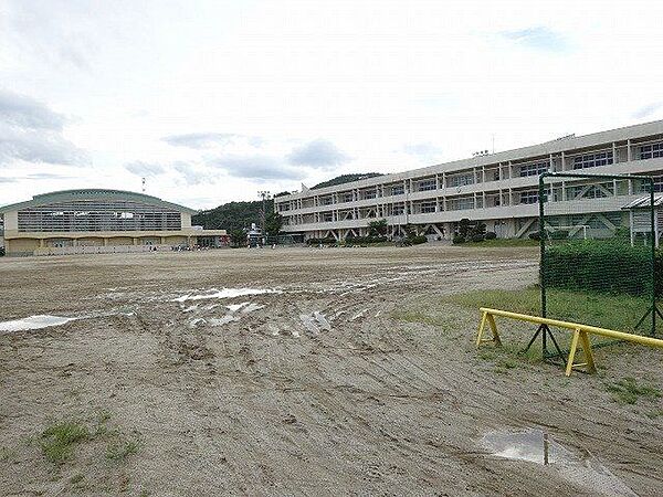 川辺町立川辺西小学校 450m