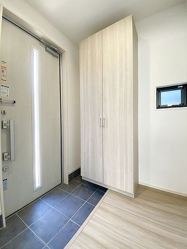 ご家族全員の履物を収納できる大容量のシューズボックス。来客時もスッキリとした玄関でお出迎え♪