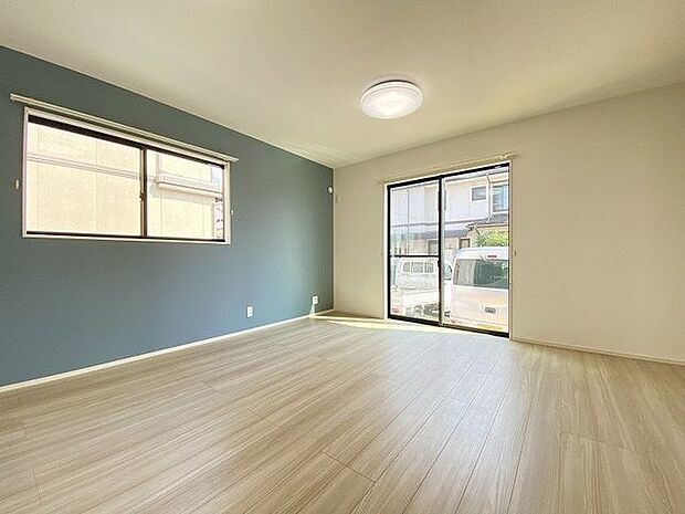 大きな窓から採光もしっかり取り入れられ、ご家族がゆっくりくつろぐ事ができる明るい温かみのあるリビング♪