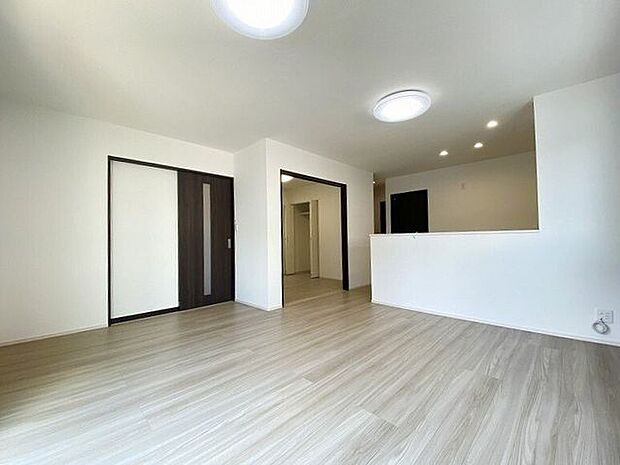 開放感あふれる空間の中、ご家族とコミュニケーションを取りながら楽しくキッチンで家事をこなせます。