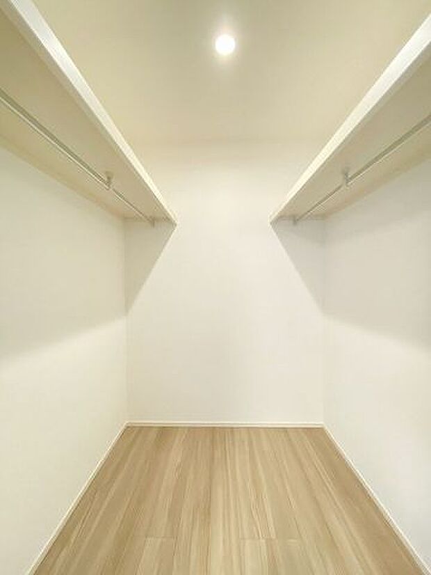 ウォークinクローゼットです♪棚とハンガーパイプが設置され収納しやすく、大きな荷物も収納できます！