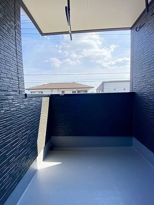 洋室から出入り可能なインナーバルコニーです。洗濯物のお片付けなど、とっても便利ですね。