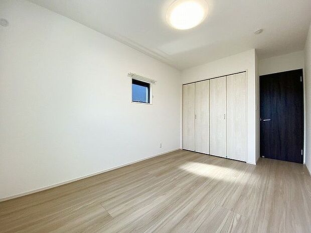 シンプルに作られた洋室は、自分好みのインテリアでコーディネイトし癒しの空間作りに最適です♪