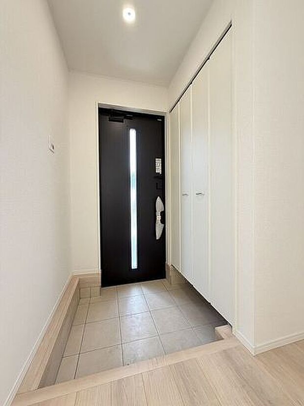 ご家族全員の履物を収納できる大容量のシューズボックス。来客時もスッキリとした玄関でお出迎え♪