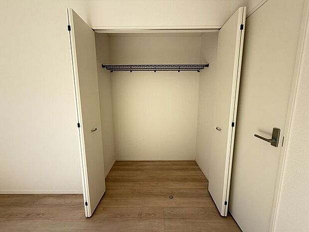 居室にそれぞれクローゼットが設けられていますので、お部屋はすっきり片付き、本来の広さでお使いいただけます。整然としたお部屋で過ごすのは気持ちがいいものですね。