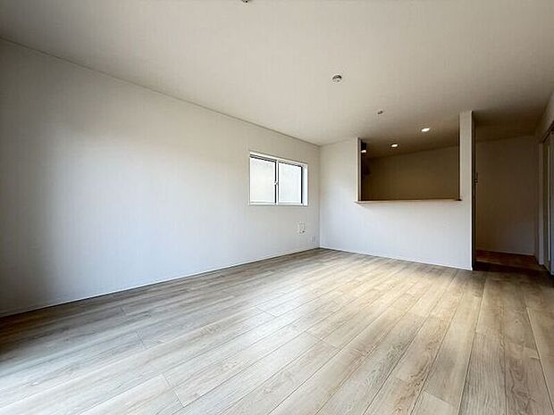 キッチンとリビングダイニングを隔てるものがなく開放感あふれる空間の中、ご家族とコミュニケーションを取りながら楽しくキッチンで家事をこなせます。