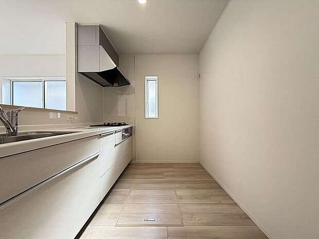 ゆとりのサイズを確保し、ひとりだけでなくお子様や旦那様と一緒にキッチンに立つのに快適なスペースです。床下収納もあります。