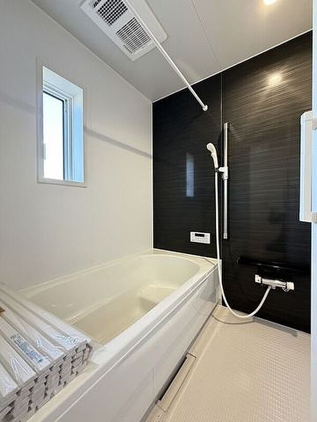 落ち着いた雰囲気の浴室では、ゆったりと1日の疲れを癒す事のできる大きなバスタブです。帰りが遅いご家族の方も気持ちよく入浴頂ける追炊き機能など設備も整っています。