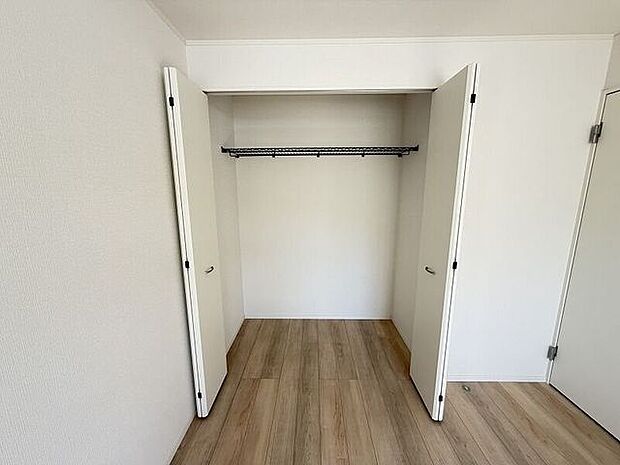 居室にそれぞれクローゼットが設けられていますので、お部屋はすっきり片付き、本来の広さでお使いいただけます。整然としたお部屋で過ごすのは気持ちがいいものですね。