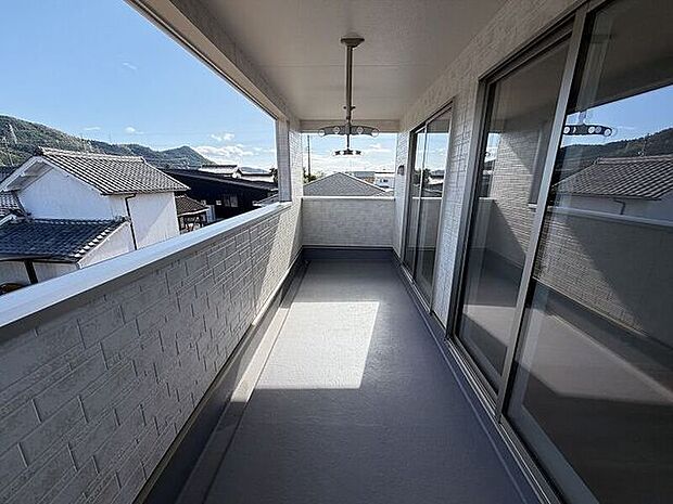 洋室から出入り可能なインナーバルコニーです。洗濯物のお片付けなど、とっても便利ですね。