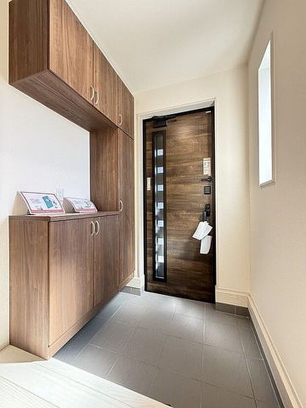 ご家族全員の履物を収納できる大容量のシューズボックス。来客時もスッキリとした玄関でお出迎え♪