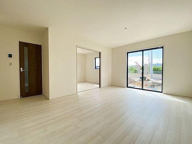 大きな窓から採光もしっかり取り入れられ、ご家族がゆっくりくつろぐ事ができる明るい温かみのあるリビング♪