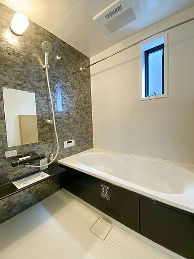 手足を伸ばしてゆったりと入ることのできる大きなバスタブ♪肩までしっかりと浸かれば心身ともにリラックス♪