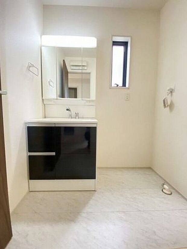 使いやすくお掃除もしやすい大きな洗面ボウル！三面鏡の裏側にある収納スペースは化粧品や洗面小物などを収納できすっきり♪