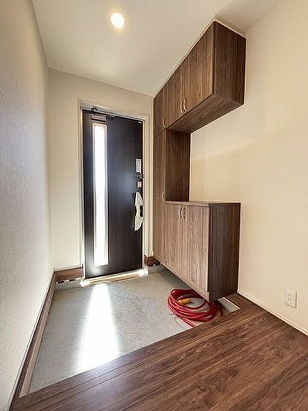 収納力に優れたシューズボックスには、季節のお花や思い出の写真を飾ることができるスペース付き♪